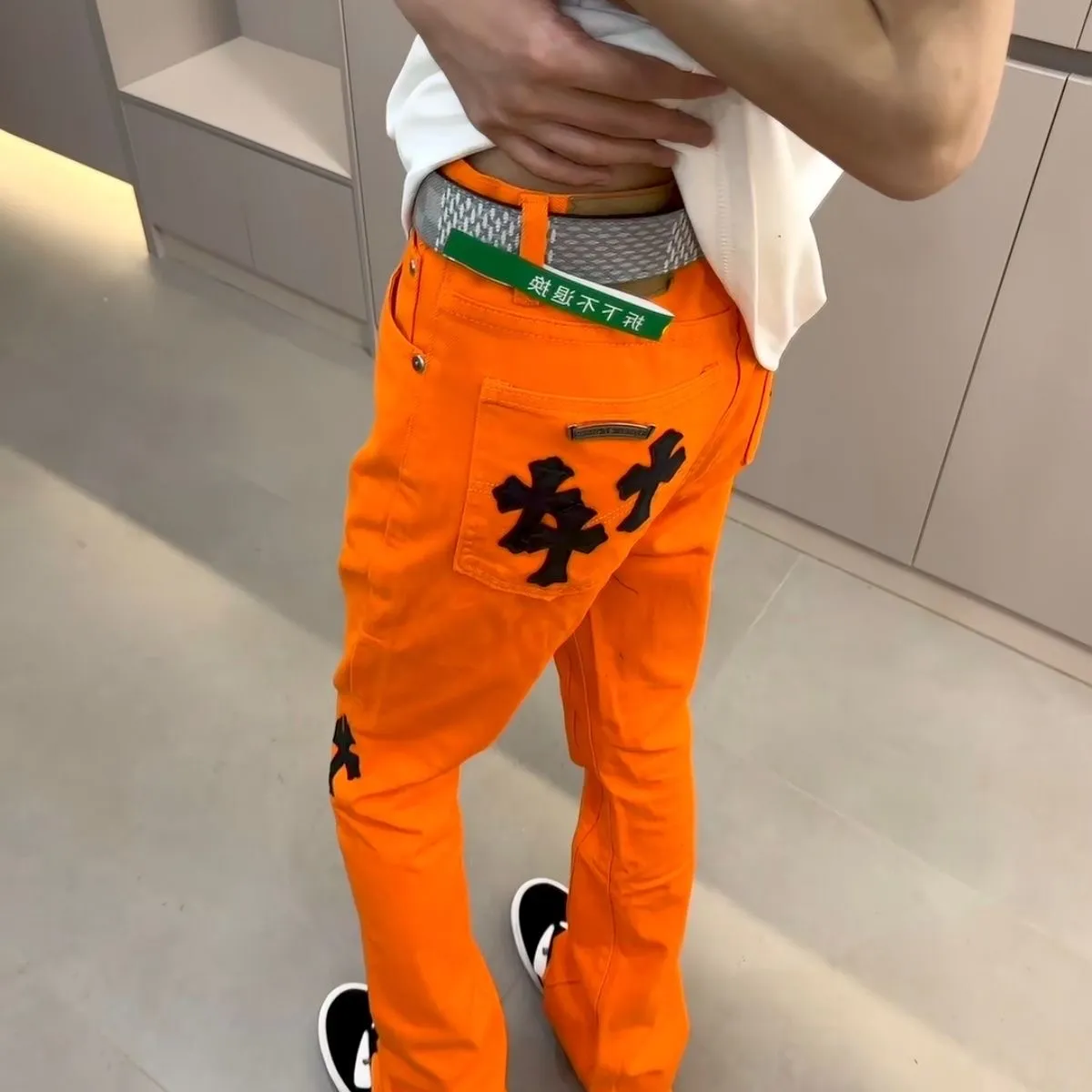 P250 💰 (Top version) ChromeHeart & Chrome Heart Same style as Yang and Su Extinct Virgil co-branded flare jeans Original hardware accessories washed and other elevators, QR code analysis are all purchased from the original factory, high degree of restoration, you are welcome to compare the products~ Three-dimensional version Loose and comfortable, not picky about the body shape Make you taller and slimmer Factory Seiko Original factory quality control Same style for men and women Can be matched with couples Versatile recommendation Necessary jeans for all seasons Hipsters have been disappointed From the quality selection of fabrics, the tailoring of details, and the matching of patterns, everything is impeccable! The upper body is so handsome when worn...it can be easily worn by men, women and children! The craftsmanship is made of heavy-duty washed pure cotton denim fabric. After washing, it is soft and thick and looks very stylish when worn. Size: 28-30-32-34 (corresponding to S-M-L-XL) Color: Orange